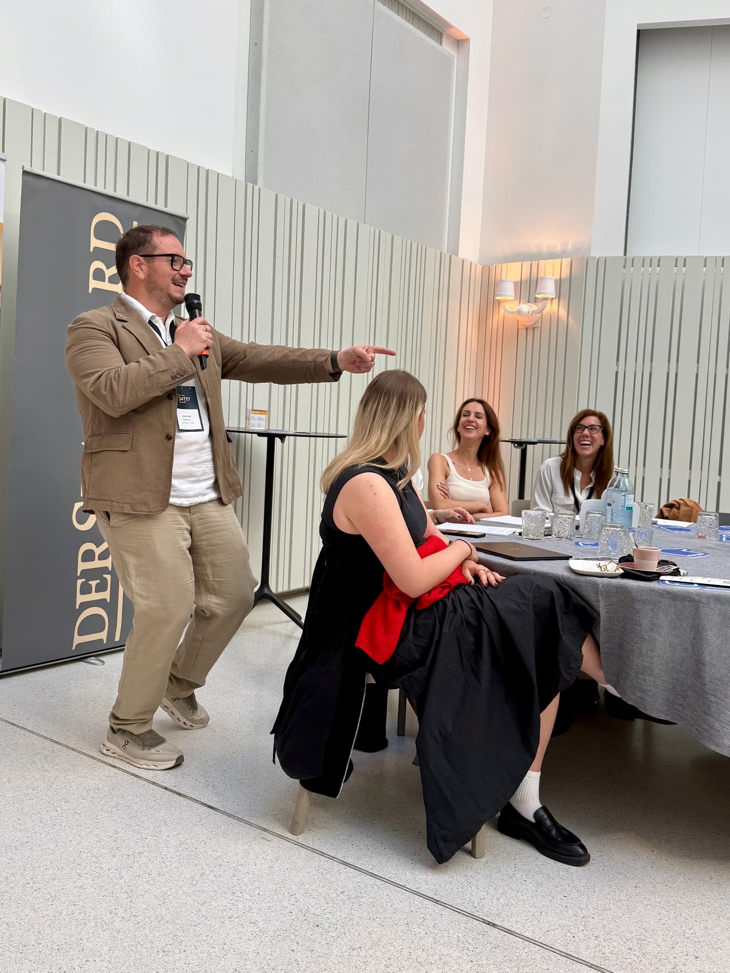 Armin Rogl moderiert einen Social-Media-Workshop mit Teilnehmerinnen an einem Tisch
