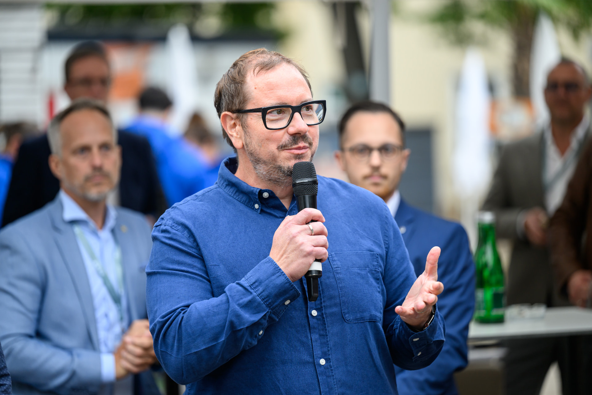 Armin Rogl von MediaBrothers spricht mit Mikrofon vor Publikum