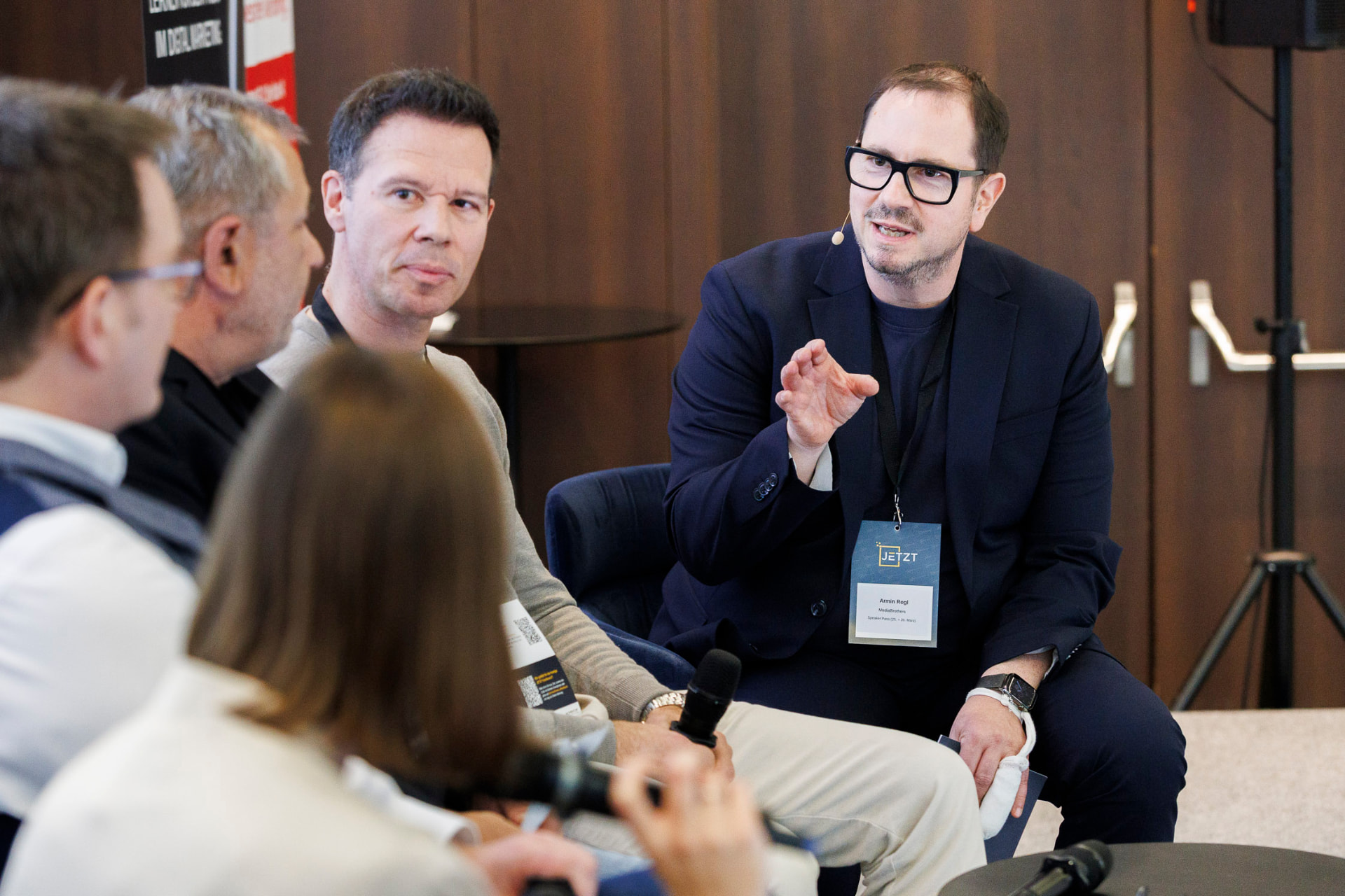 Armin Rogl, Founder & CEO MediaBrothers, im Gespräch auf einer Panel-Diskussion